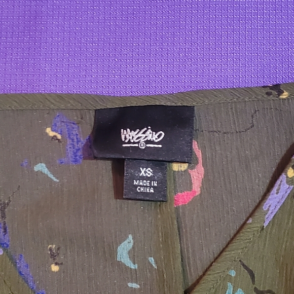 Lightweight Blouse - Picture 2 of 3